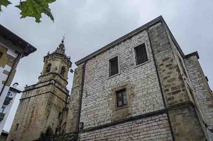 Guipúzcoa - Hondarribia 15 - iglesia de Nuestra Señora del Manzano.jpg